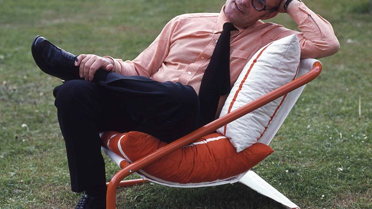 Ingvar_Kamprad_sits_in_GOGO_armchair_cat_1972