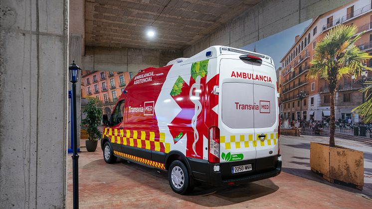 Ford E-Transit ambulance Ford Pro (1).jpg