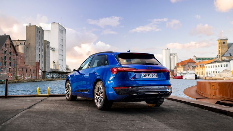 Audi Q8 e-tron (Ultrablå metallak)