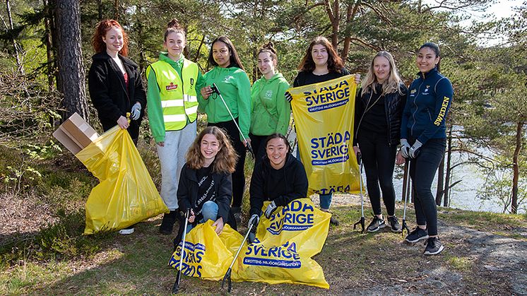 Matilda, Alva, Nelly, Ema, Selma, Sandra, Celine samt Tuva och Emelie (framför) från Storås ridklubb plockade skräp runt Bergsjöbadet.