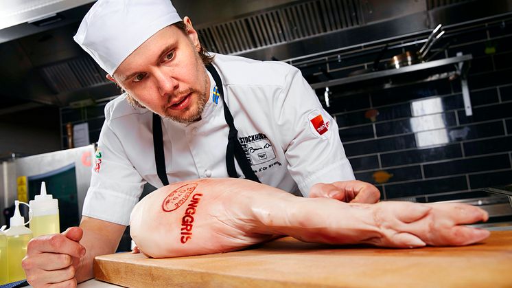 Sveriges kandidat till Bocuse d'Or Europe Tommy Myllymäki med skinka av svensk unggris från Havor gård. 