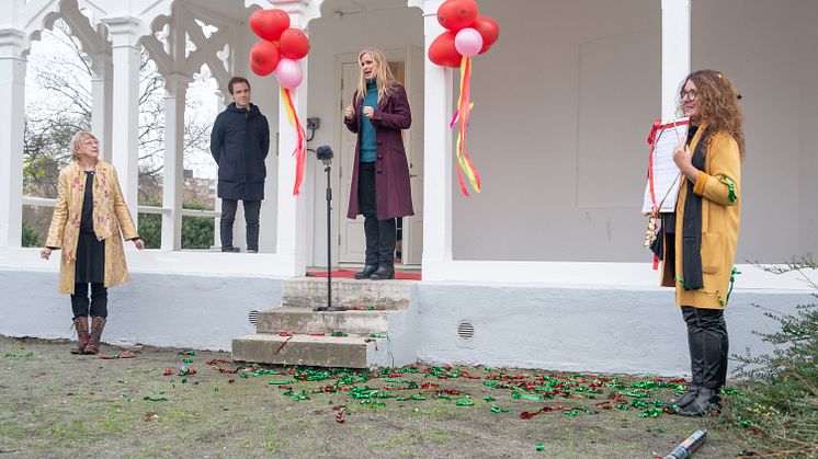 Maria Sundqvist, Malmö Operaverkstad överlämnar en present till Lone Lindström, Drömmarnas hus. Med anledning av Drömmarnas hus 30-års jubileum.
