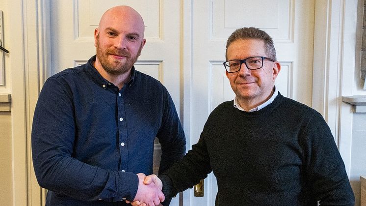 Bild: Joachim Englund, vd, hälsar Filip Fornlöf varmt välkommen. Foto: Structor