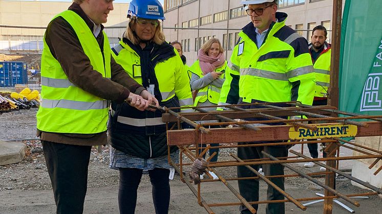 Stockholms bostads- och fastighetsborgarråd Dennis Wedin, NCC:s avdelningschef Annika Grönberg och Familjebostäders VD Jonas Schneider