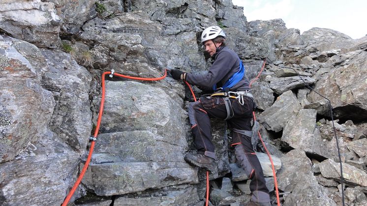Mannen : Simen Tolgensbakk går over kommunikasjon og strømkabler i fjellmassivet Mannen. 