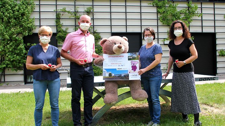 Vor dem Kinderhospiz Bärenherz: Elke Temmler, Jörg Langrock, Kerstin Stadler, Sandy Gorecki präsentieren stolz den Spendenscheck