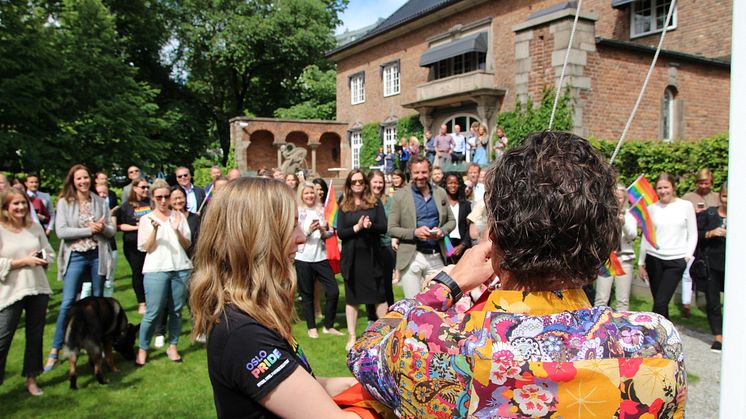 Petter Stordalen heiser Pride-flagget på Nordic Choice Hotels hovedkvarter på Frogner i Oslo 26. juni 2017. FOTO: Nordic Choice Hotels