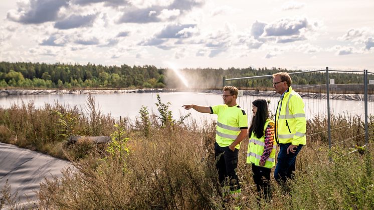 Chromaforas medarbetare vid lakvattenanläggning.