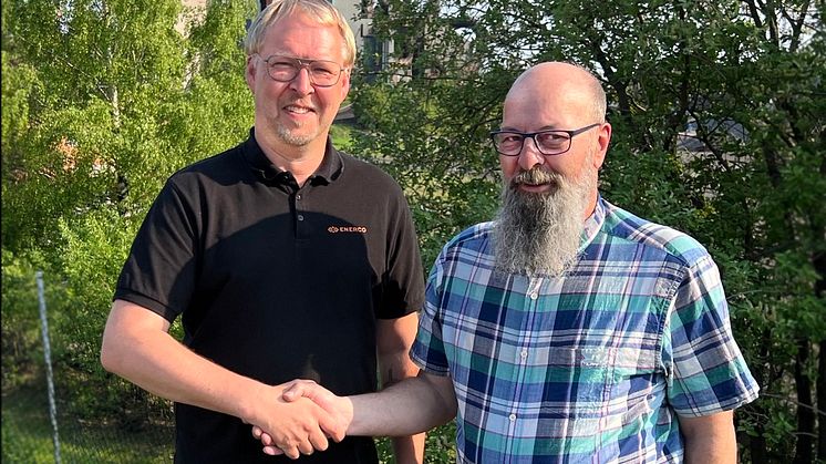 Emil Fhärm är regionchef för Enerco Norr. Här skakar han och Werner Nerlich, tidigare ägare till SISAB, hand på nya och utvecklande samarbeten. 