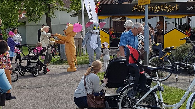 Allsångståget, som hölls inom de dåvarande riktlinjerna för hur vi kan arbeta under pandemin, är en av de bosociala insatserna LKF gjort för att sprida glädje och trygghet under 2020.