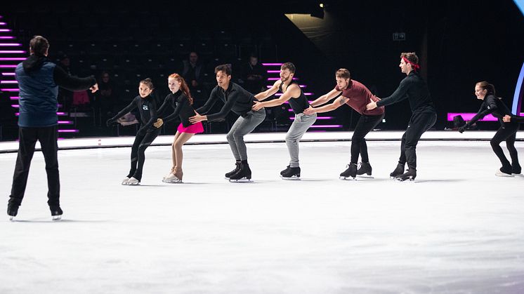 Die HOLIDAY ON ICE ACADEMY Nachwuchstalente mit den Dancing on Ice Trainern bei den Vorbereitungen auf Dancing on Ice