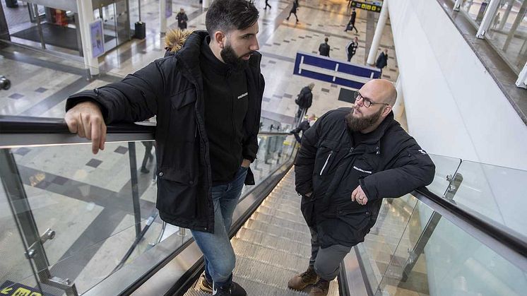 Socialarbetarna Steven Zutic och Johan Lunell jobbar mycket på Knutpunkten, inte minst vid tullen för att möta upp ungdomar som varit i Danmark.