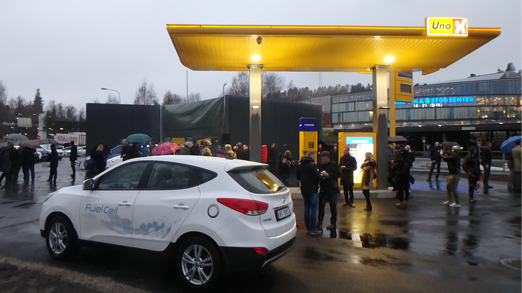 Hyundais hydrogenelektriske bil var et naturlig innslag på åpningen av Uno-X sin første hydrogenstasjon i Norge.