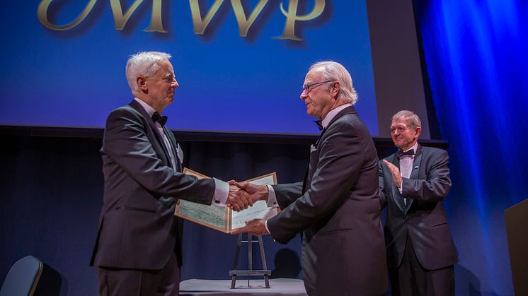 Kung Carl XVI Gustaf överlämnar Marcus Wallenbergpriset 2019 till Gerhard Schickhofer. Foto: Johan Gunséus
