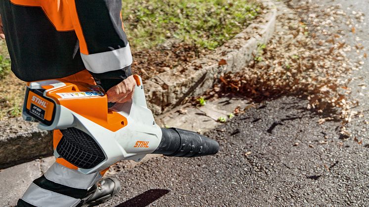 Kraftig batteriblåser fra STIHL. Foto: STIHL