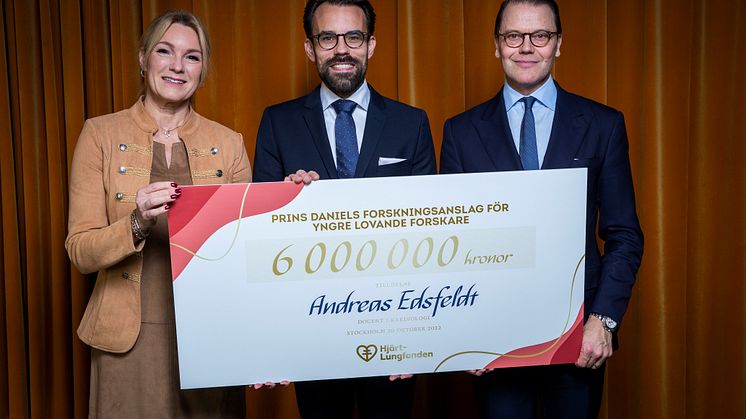 Andreas Edsfeldt tog emot den symboliska anslagschecken från Prins Daniel, hedersledamot i Hjärt-Lungfondens styrelse och Kristina Sparreljung, generalsekreterare för Hjärt-Lungfonden den 20 oktober. Foto Kristian Pohl AB