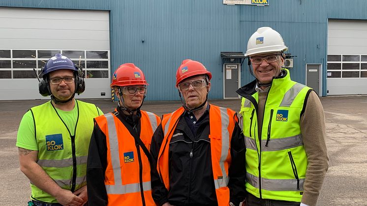 Daniel Gustavson (längst till vänster) och fabrikschef Mikael Lundin (längst till höger) tog emot och visade Rosie och Lasse runt i fabriken i Gullringen.