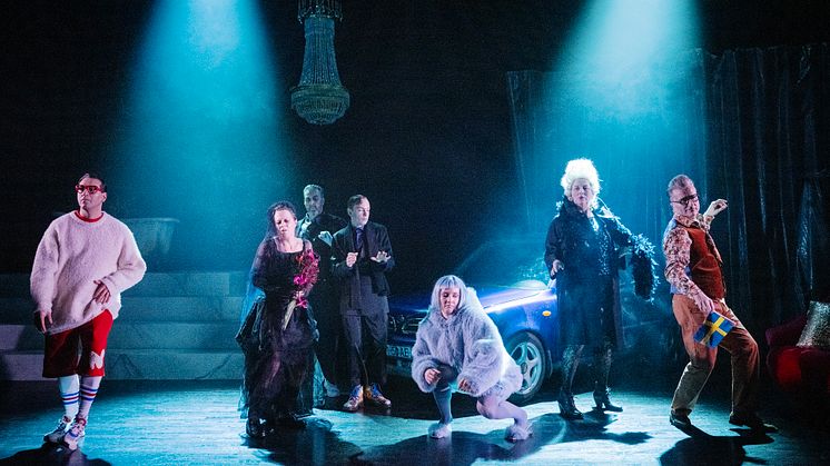Ashkan Ghods, Mia Höglund Melin, Johan Friberg, Emil Ljungestig, Marta Andersson-Larson, Carina M Johansson och Hans Brorson i Bad Roads. Foto: Ola Kjelbye