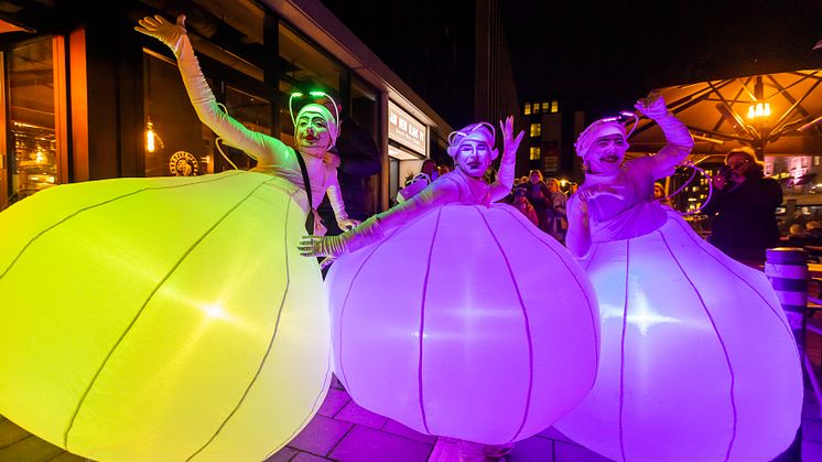 Am 2. und 3. November erleuchtet Kiel.Sailing.City wieder in den buntesten Farben beim Kieler Lichtermeer - inkl. Sonntagsöffnung.