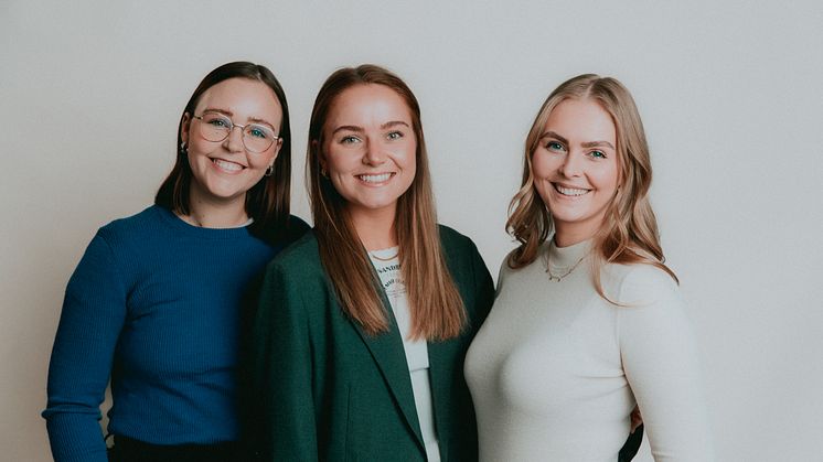 Simpl satser ytterligere på event. Fra v.: Kommersiell rådgiver Kristin Naomi Sandstrand, Talentsjef Karoline Smådal og Bookingansvarlig Vilde Bankerød Nilsen.
