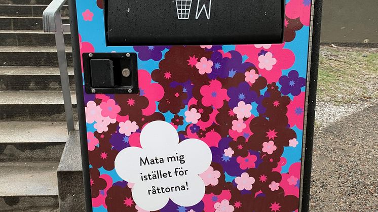 Talande papperskorg på Krögarvägen, Fittja