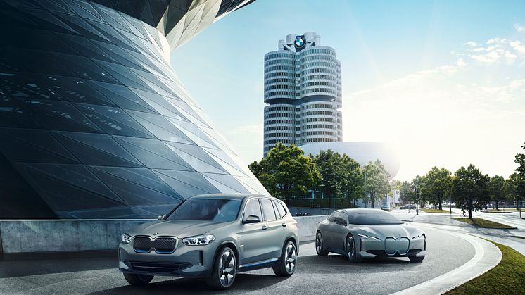 BMW Concept iX3 og BMW i Vision Dynamics (i4) foran hovedkontoret i München
