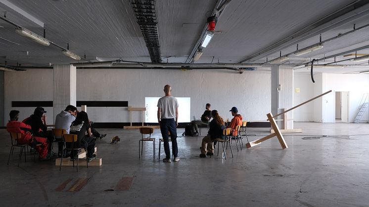 Ungdommer jobber med kunstprosjektet HOW til Økern.jpeg