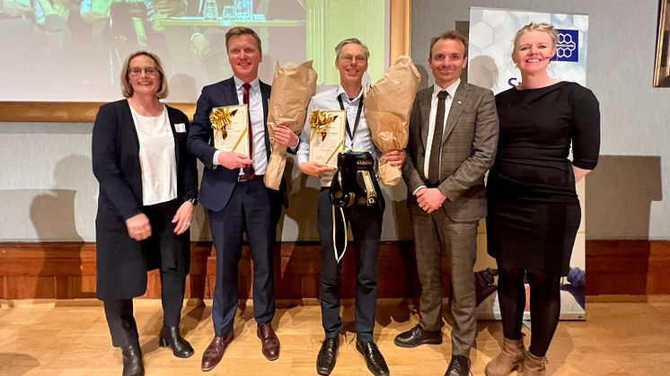 Swecares ordförande Agneta Karlsson tillsammans med vinnarna Gustaf Salford, VD Elekta och Per-Ola Carlsson, Medicinsk chef och medgrundare, Digital Diabetes Analytics, statssekreterare Tobias Lundin Gerdås och Swecares VD Maria Helling.