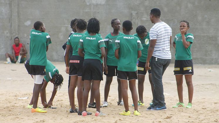 Fotbollskläder till flickor i Mocambique