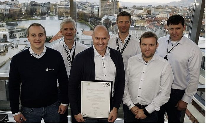 Team Bergen Valkendorfsgate 6 består av: Teknisk driftssjef Karl Erik Helland som holder diplomen, samt drifterne Arild Wiederstrøm-Veidung, Tom Vidar Johannessen, Robert Hauptmann og Terje Hatlelid. (Foto Svein Ove Søreiede)