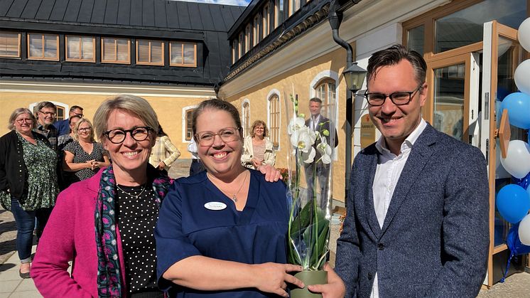 Eva Björkman, Pernilla Kadry och Lars Rådén (M) vid invigningen av Praktikertjänsts nya vårdnav i Upplands Väsby.