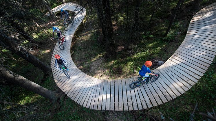 I dag, den 3. juni, feirer fjellturismeselskapet SkiStar ikke bare Sykkelens dag, men også at Skandinavias sykkelmekka, Trysil Bike Arena, fyller 10 år. 