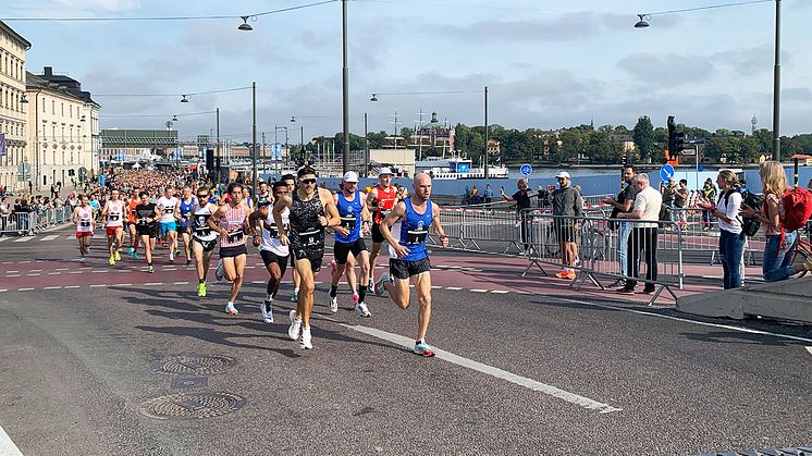 Löparna inledde loppet med att springa över den nya Guldbron vid Slussen.