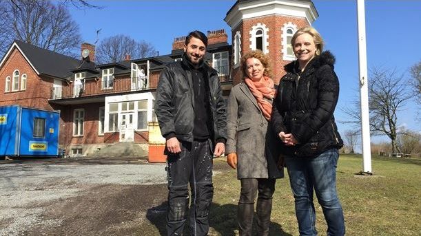BoKloks Etik- och mångfaldsansvarig Ewa Magnusson tillsammans med Lena Friblick, stiftelsen Botildenborg, och Botildenborg-praktikanten Basel Habash. Foto: Victor Pandurescu/SR