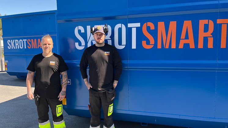 Jonas och Thomas välkomnar alla med sommarskrot på Värmdös nya metallåtervinning. SkrotSmart har nu öppnat sin 15:e anläggning i Sverige.