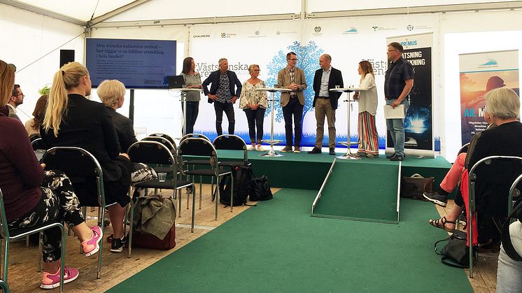 Från vänster: Maria Derner, moderator. Per Nylén, professor på Högskolan Väst. Ulrika Lundh Snis, forskare Högskolan Väst. Lars Hjälmered, riksdagsledamot (M). Hannes Carl Borg, GKN. Frida Andersson, Teknikföretagen. Tomas With, IF Metall