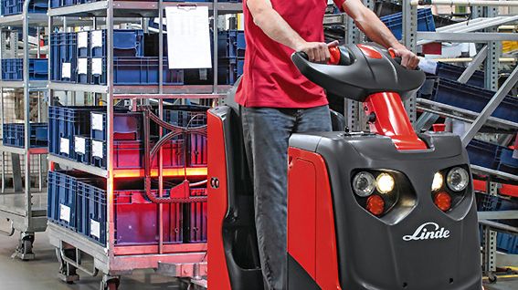 Linde Material Handling utökar sitt sortiment av dragtruckar med en kompakt dragtruck med två tons dragkapacitet