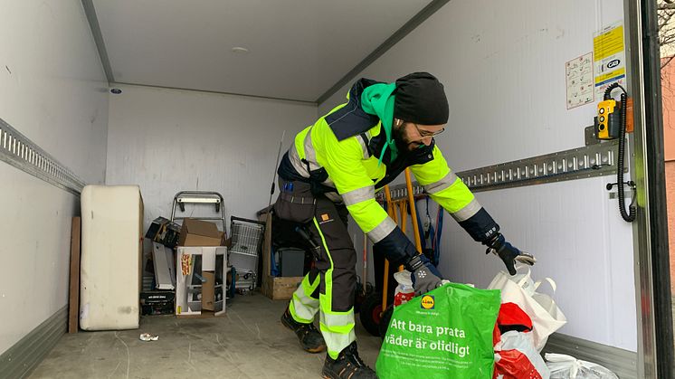 Bashar Abdulzahra hämtar flera hundra kilo varje dag och kör till Återvinningscentralen.