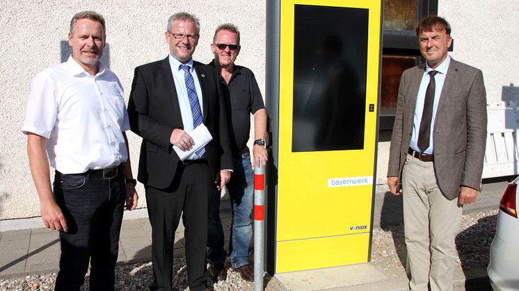 Neue E-Ladesäule des Bayernwerks in Schwandorf installiert