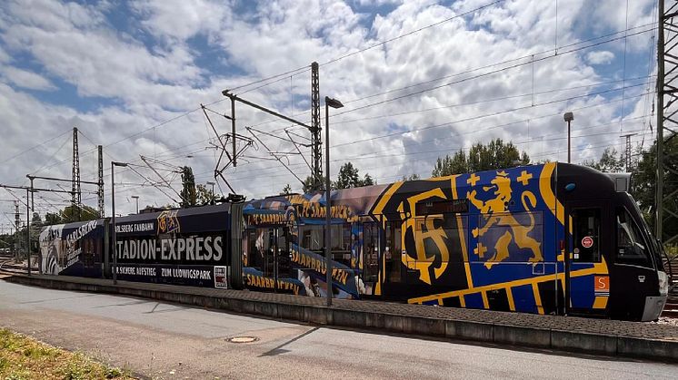 Mit dem neuen Stadion-Express machen sich der 1. FC Saarbrücken und die Karlsberg Brauerei stark für eine sichere An- und Abreise. Foto: Karlsberg