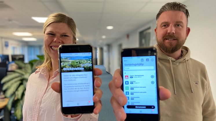 Elin Dolk, VA-ingenjör och Sebastian Ågren, avfallshandläggare visar upp den nya appen.