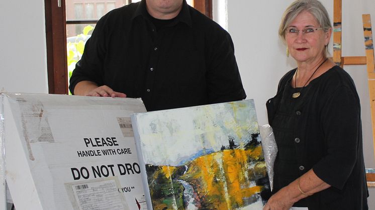 Lars Schumacher und Renate Golde mit den ersten Werken aus Chicago im KuNo Kunsthaus Nordstemmen