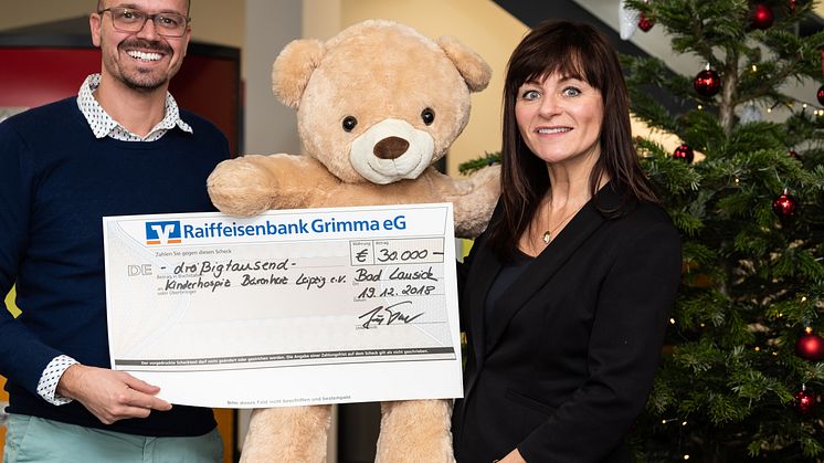 Mietra-Firmenchef Jörg Trautner und Mona Meister vom Kinderhospiz Bärenherz