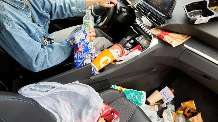 Nästan varannan svensk bilist uppger att de bara städar insidan av bilen en gång per halvå