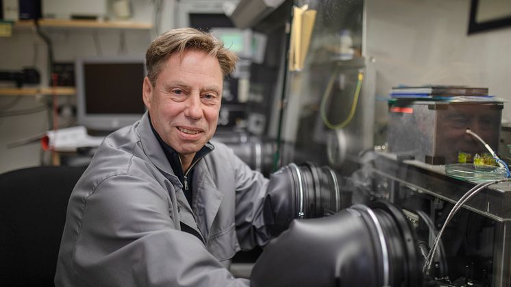 När stora delar av forskarvärlden intresserat sig för andra saker, har Ludvig Edman och hans kollegor hållit sig kvar vid sin grundforskning om LEC. Nu belönas han med prestigefyllda ERC Advanced Grant för sitt arbete. Foto: Mattias Pettersson