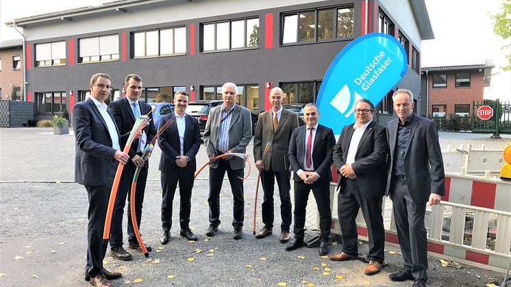 V.l. Deutsche Glasfaser Geschäftsführer Stephan Zimmermann, Bürgermeister Tobias Stockhoff, Gunther Schwab (DG), Arno Schade und Josef Hadick von der Wirtschaftsförderung, Mehmed Gül (DG), Ivo Tanke (DG) und Jürgen Elvermann (Elvermann GmbH).
