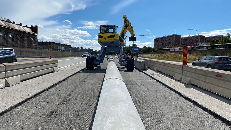 Menzimucks spindelgrävare passade perfekt för jobbet. Dom kan gränsla schaktet på det trånga arbetsområdet i mitten av E18. Bild: SVEAB