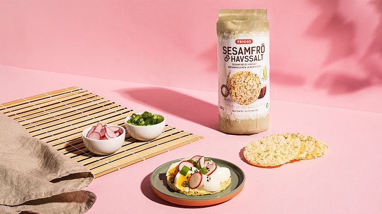 Friggs lanserar en krispig nyhet: Majskakor med sesamfrön och havssalt!