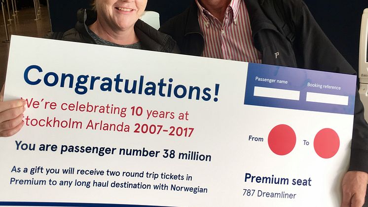 Evastina Lönngern som var på väg till London med sin man Mats Lönngren, överraskades med att vara Norwegians passagerare nummer 38 miljoner på Arlanda. 
