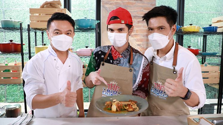 Chef Ian Kittichai, celebrity guest Chinawut Indracusin and host Taninwat Patthana Veerakul.jpg